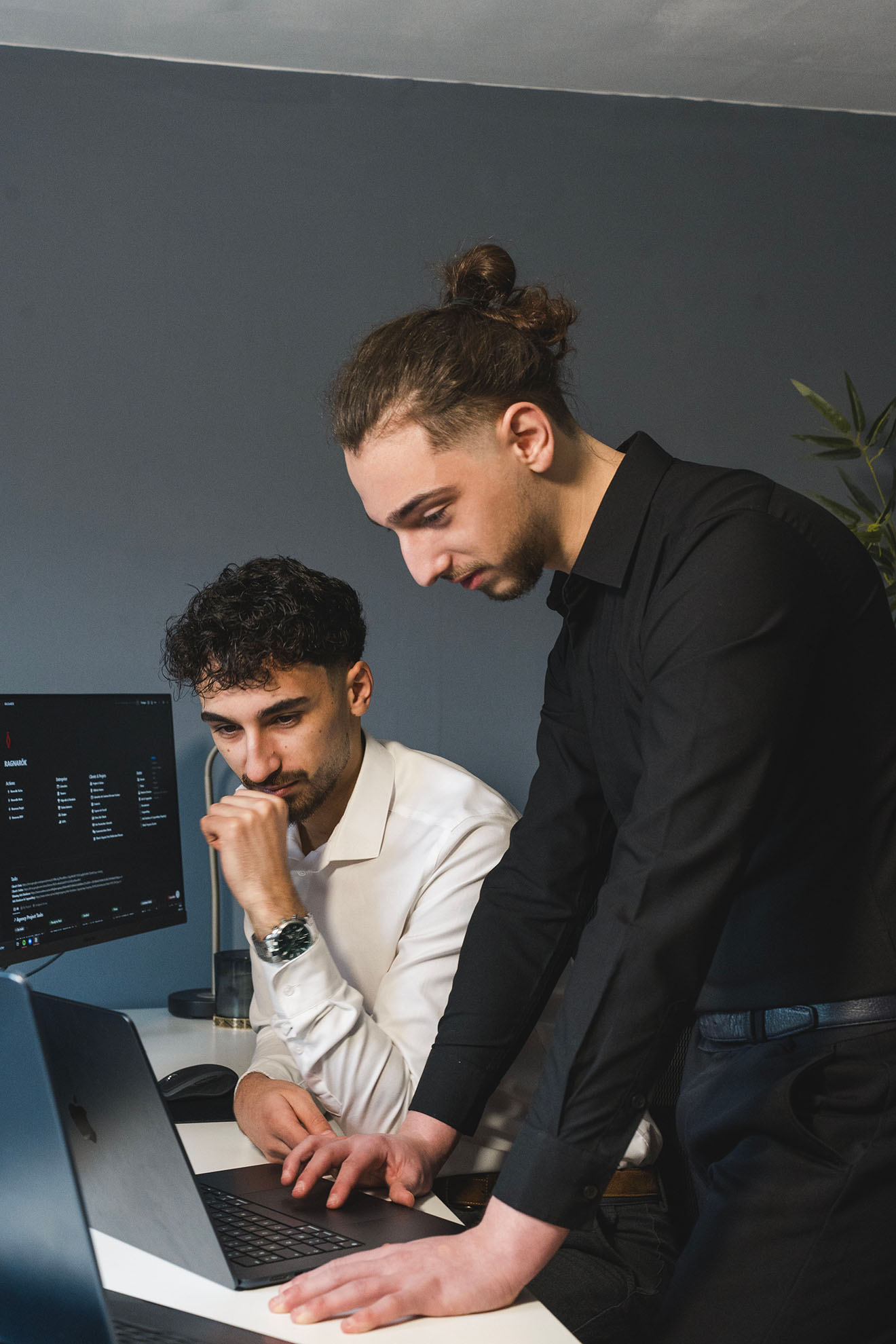 Experts de GO RAGNARÖK en pleine analyse d’une stratégie marketing pour une entreprise du bâtiment.