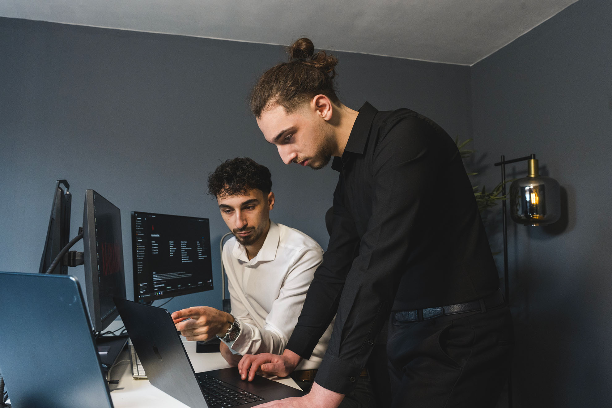 Experts de GO RAGNARÖK en pleine analyse d’une stratégie marketing pour une entreprise du bâtiment.